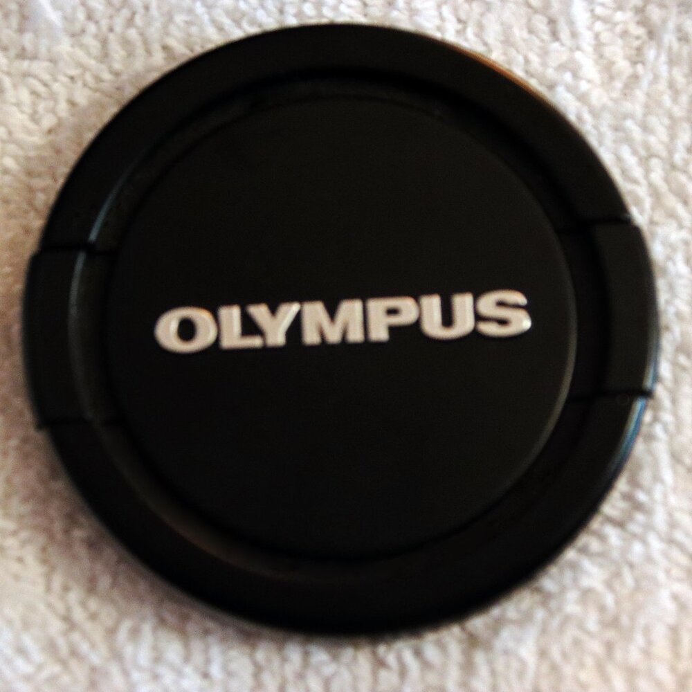 One (1) Genuine Olympus LC-62 62mm Snap-on Front Lens Cap for Olympus + Lenses